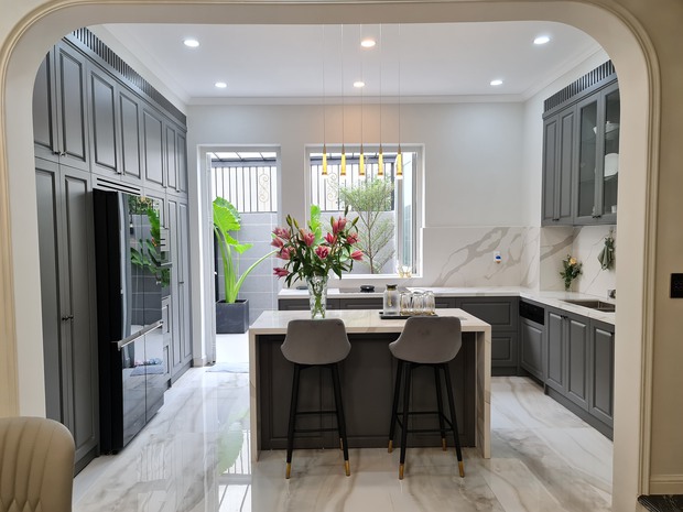 Vợ chồng trẻ đi từ Nam ra Bắc chọn đồ decor, có được ngôi nhà tân cổ điển đẹp mê ly và sang chảnh từng cm - Ảnh 9. Vợ chồng trẻ đi từ Nam ra Bắc chọn đồ decor, có được ngôi nhà tân cổ điển đẹp mê ly và sang chảnh từng cm - Ảnh 9.