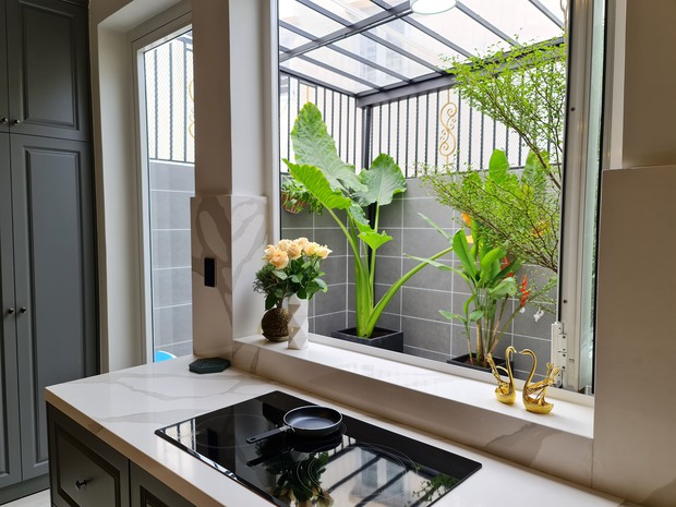 Vợ chồng trẻ đi từ Nam ra Bắc chọn đồ decor, có được ngôi nhà tân cổ điển đẹp mê ly và sang chảnh từng cm - Ảnh 13. Vợ chồng trẻ đi từ Nam ra Bắc chọn đồ decor, có được ngôi nhà tân cổ điển đẹp mê ly và sang chảnh từng cm - Ảnh 13.