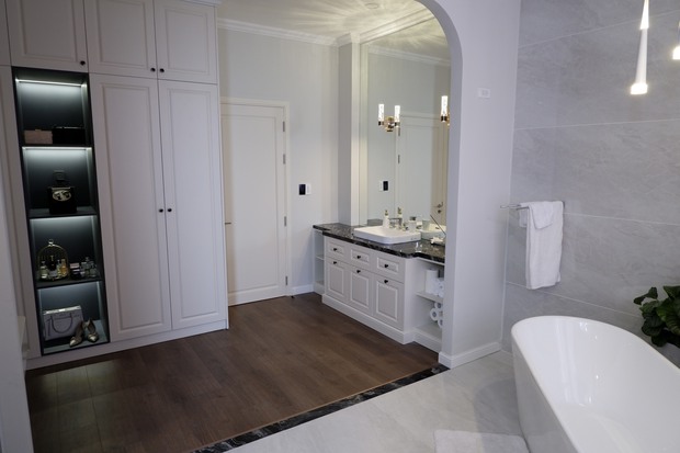 Vợ chồng trẻ đi từ Nam ra Bắc chọn đồ decor, có được ngôi nhà tân cổ điển đẹp mê ly và sang chảnh từng cm - Ảnh 17. Vợ chồng trẻ đi từ Nam ra Bắc chọn đồ decor, có được ngôi nhà tân cổ điển đẹp mê ly và sang chảnh từng cm - Ảnh 17.