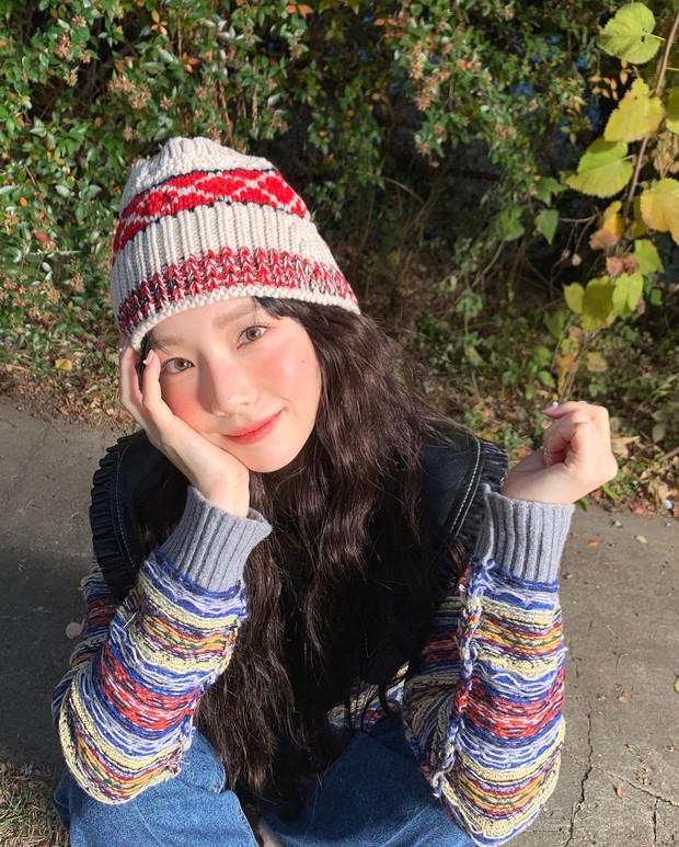 Mua son đen mà không biết cách dùng, Taeyeon nhờ fan tư vấn và loạt cái kết “đi vào lòng đất” - Ảnh 1.