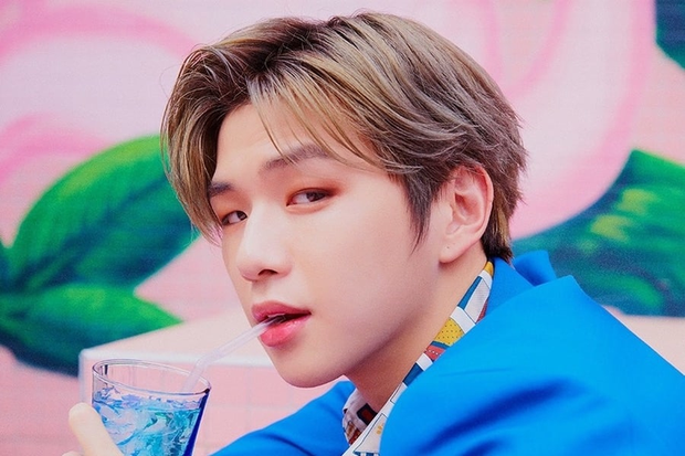 Kang Daniel mới là nhân vật hot nhất MXH mùa Noel năm nay, ai cũng đòi cất poster theo bài văn mẫu đọc cười đến nội thương - Ảnh 1.