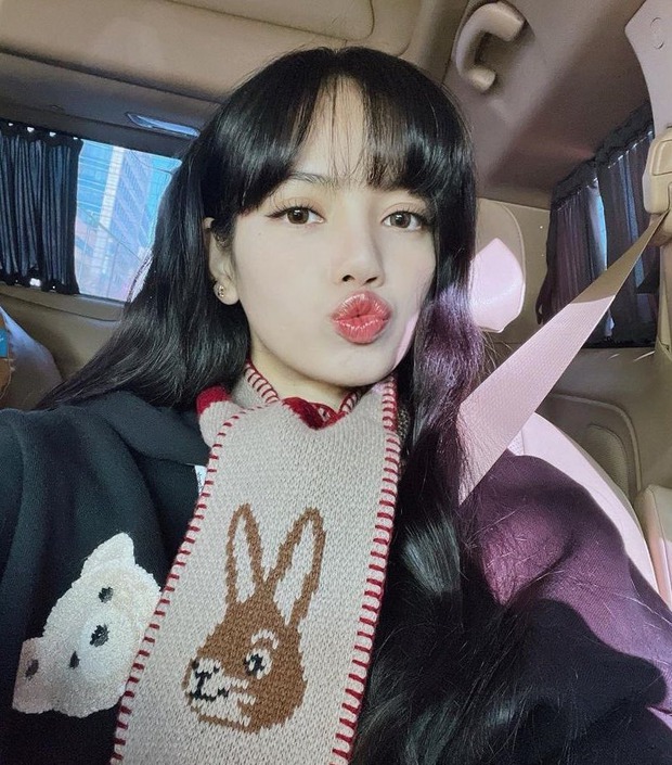 Vừa vén nhẹ “tóc mái 200 tỷ” đón Giáng Sinh, Lisa đã nhận ngay 4 triệu tim vì visual xuất sắc