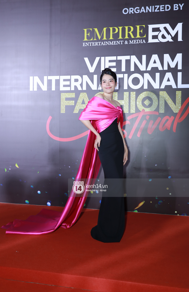 Lên thảm đỏ, Nam Em chỉ tạo đúng 1 dáng như đang ê nhức hông, khớp, makeup đã thế còn sến không điểm dừng - Ảnh 3.