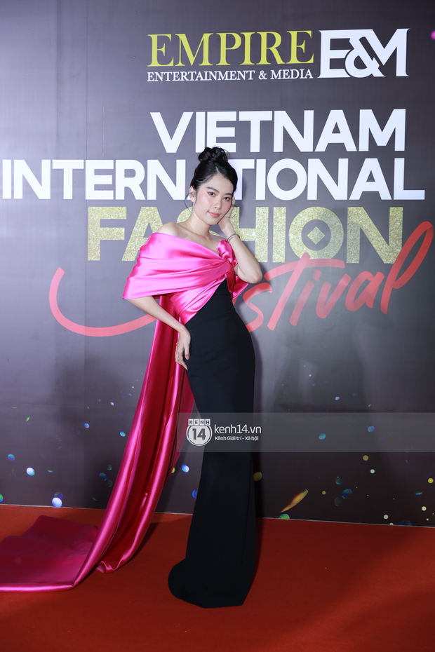 Lên thảm đỏ, Nam Em chỉ tạo đúng 1 dáng như đang ê nhức hông, khớp, makeup đã thế còn sến không điểm dừng - Ảnh 4.