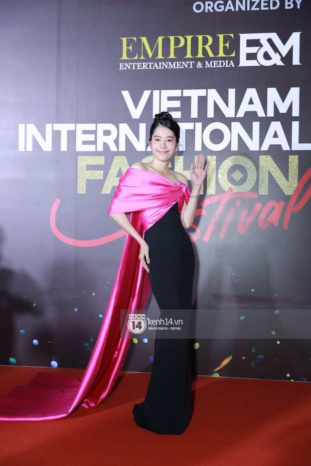 Lên thảm đỏ, Nam Em chỉ tạo đúng 1 dáng như đang ê nhức hông, khớp, makeup đã thế còn sến không điểm dừng - Ảnh 1.