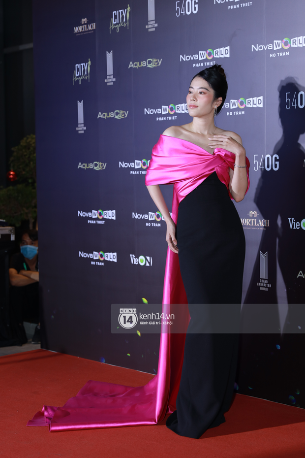 Lên thảm đỏ, Nam Em chỉ tạo đúng 1 dáng như đang ê nhức hông, khớp, makeup đã thế còn sến không điểm dừng - Ảnh 2.