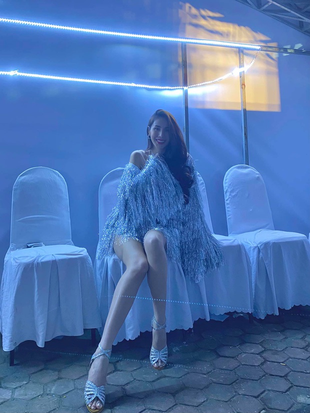 Giáng sinh biến thành tiệc khoe body bốc lửa của dàn mỹ nhân Vbiz: Sĩ Thanh gây sốc với cách pose, Đông Nhi giật spotlight nhờ vòng 1 khủng - Ảnh 10.