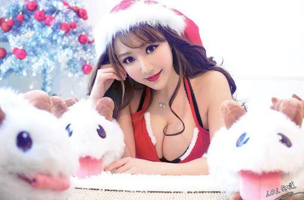 Những màn hóa thân Bà già Noel nóng bỏng khiến người xem mất ăn, mất ngủ của các nữ streamer sexy hàng đầu Trung Quốc - Ảnh 1.