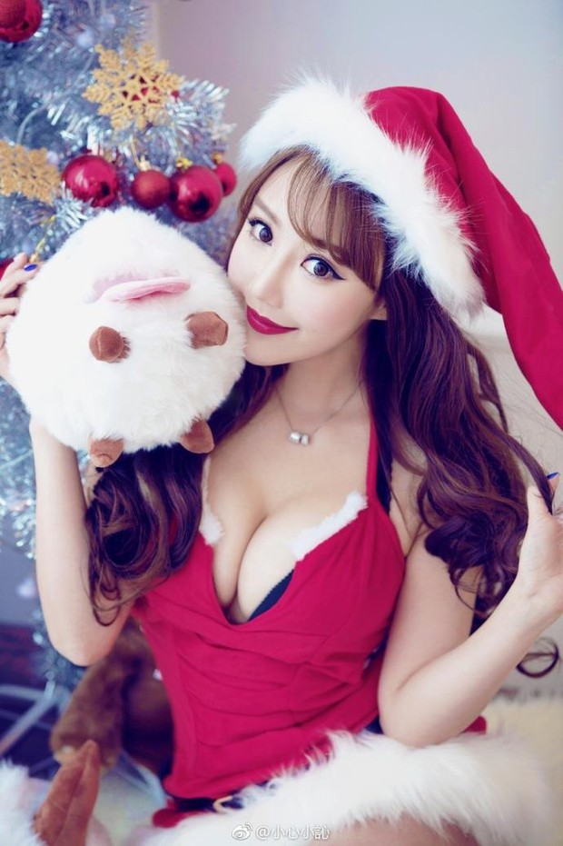 Những màn hóa thân Bà già Noel nóng bỏng khiến người xem mất ăn, mất ngủ của các nữ streamer sexy hàng đầu Trung Quốc - Ảnh 2.