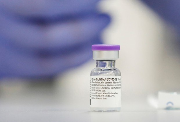 Dược sĩ Israel bị tiêm nhầm 4 liều vắc-xin COVID-19 - Ảnh 1.