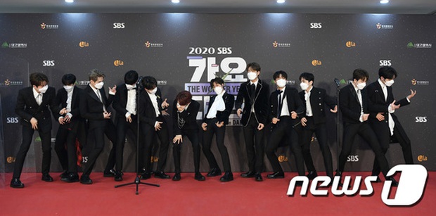 Thảm đỏ SBS Gayo Daejun 2020: aespa tiếp tục là thảm họa thời trang, RM (BTS) diện đồ thùng thình như... mượn của bố - Ảnh 25.