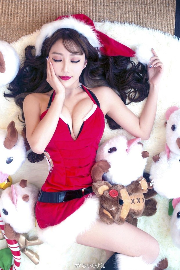 Những màn hóa thân Bà già Noel nóng bỏng khiến người xem mất ăn, mất ngủ của các nữ streamer sexy hàng đầu Trung Quốc - Ảnh 3.