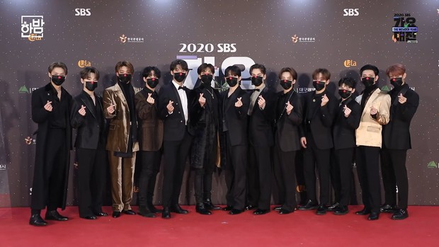 Thảm đỏ SBS Gayo Daejun 2020: aespa tiếp tục là thảm họa thời trang, RM (BTS) diện đồ thùng thình như... mượn của bố - Ảnh 16.