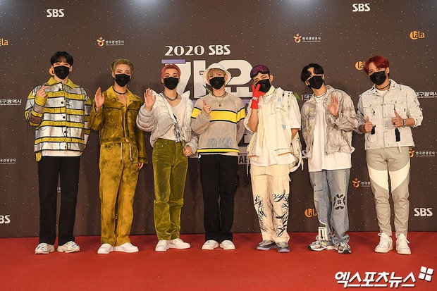 Thảm đỏ SBS Gayo Daejun 2020: aespa tiếp tục là thảm họa thời trang, RM (BTS) diện đồ thùng thình như... mượn của bố - Ảnh 21.