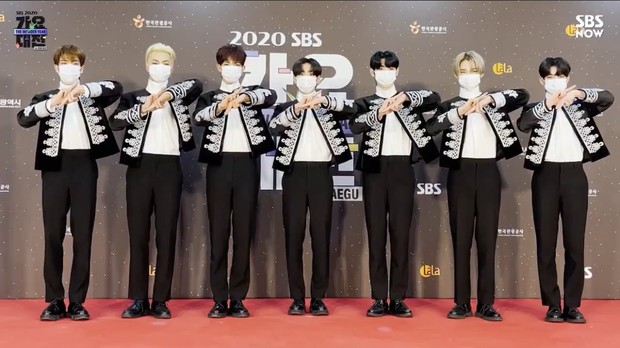 Thảm đỏ SBS Gayo Daejun 2020: aespa tiếp tục là thảm họa thời trang, RM (BTS) diện đồ thùng thình như... mượn của bố - Ảnh 20.