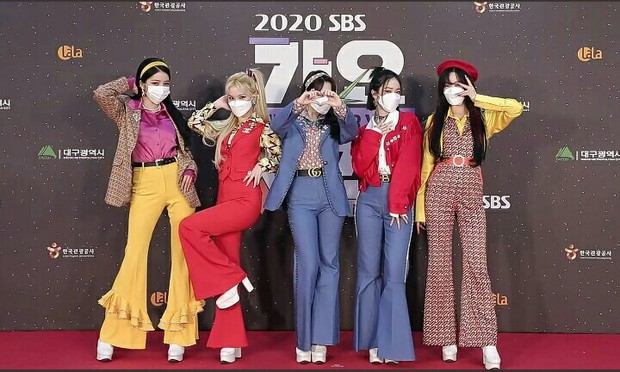 Thảm đỏ SBS Gayo Daejun 2020: aespa tiếp tục là thảm họa thời trang, RM (BTS) diện đồ thùng thình như... mượn của bố - Ảnh 5.