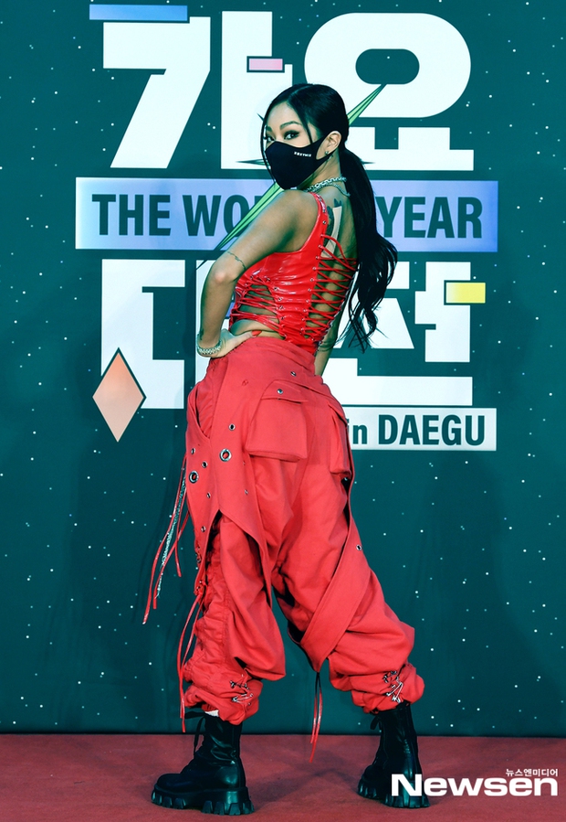 Thảm đỏ SBS Gayo Daejun 2020: aespa tiếp tục là thảm họa thời trang, RM (BTS) diện đồ thùng thình như... mượn của bố - Ảnh 13.