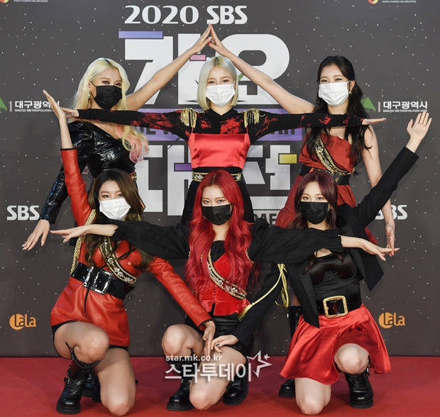 Thảm đỏ SBS Gayo Daejun 2020: aespa tiếp tục là thảm họa thời trang, RM (BTS) diện đồ thùng thình như... mượn của bố - Ảnh 11.