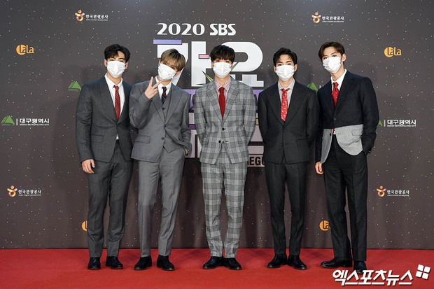 Thảm đỏ SBS Gayo Daejun 2020: aespa tiếp tục là thảm họa thời trang, RM (BTS) diện đồ thùng thình như... mượn của bố - Ảnh 23.
