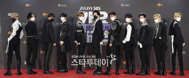 Thảm đỏ SBS Gayo Daejun 2020: aespa tiếp tục là thảm họa thời trang, RM (BTS) diện đồ thùng thình như... mượn của bố - Ảnh 31.