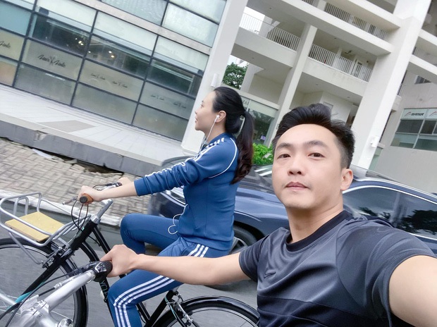 Dở khóc dở cười Cường Đô La - Đàm Thu Trang trốn con hẹn hò: Tưởng lãng mạn ai dè vợ đi ô tô chiếu đèn cho chồng... đạp xe - Ảnh 3. Dở khóc dở cười Cường Đô La - Đàm Thu Trang trốn con hẹn hò: Tưởng lãng mạn ai dè vợ đi ô tô chiếu đèn cho chồng... đạp xe - Ảnh 3.