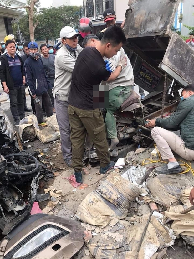 Hà Nội: Xe ba gác va chạm trực diện với ô tô, một người dập nát đôi chân - Ảnh 2. Hà Nội: Xe ba gác va chạm trực diện với ô tô, một người dập nát đôi chân - Ảnh 2.