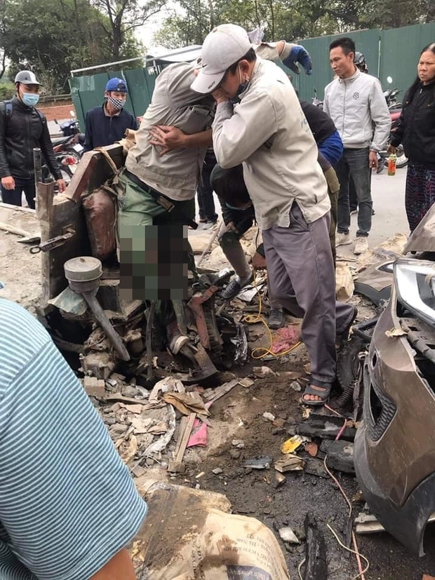 Hà Nội: Xe ba gác va chạm trực diện với ô tô, một người dập nát đôi chân - Ảnh 3. Hà Nội: Xe ba gác va chạm trực diện với ô tô, một người dập nát đôi chân - Ảnh 3.