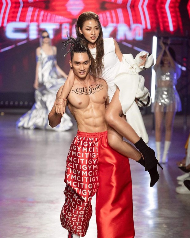 Thanh Tâm bắp cần bơ lên tiếng về vụ ngã oạch khi catwalk: Lỗi tại sàn diễn khá trơn và đôi boot bị rộng hơn chân - Ảnh 4. Thanh Tâm bắp cần bơ lên tiếng về vụ ngã oạch khi catwalk: Lỗi tại sàn diễn khá trơn và đôi boot bị rộng hơn chân - Ảnh 4.