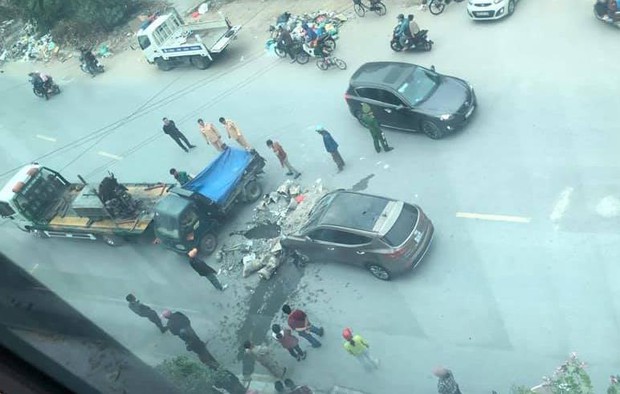 Hà Nội: Xe ba gác va chạm trực diện với ô tô, một người dập nát đôi chân - Ảnh 1. Hà Nội: Xe ba gác va chạm trực diện với ô tô, một người dập nát đôi chân - Ảnh 1.