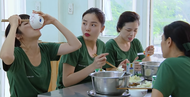 Khánh Vân phản ứng khó hiểu khi Kỳ Duyên hỏi về chuyện tắm chung trong quân ngũ - Ảnh 4.