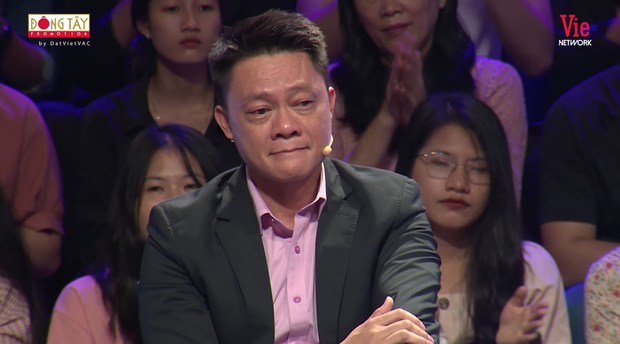BTV Trần Quang Minh khóc nghẹn tại Ký Ức Vui Vẻ, nhà báo Lại Văn Sâm phải khéo léo kéo mood cho đàn em - Ảnh 1. BTV Trần Quang Minh khóc nghẹn tại Ký Ức Vui Vẻ, nhà báo Lại Văn Sâm phải khéo léo kéo mood cho đàn em - Ảnh 1.