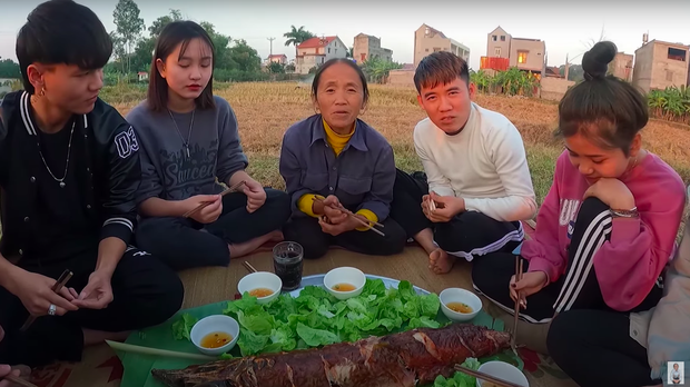 Thấy view Bà Tân Vlog giảm mạnh quá, dân mạng bày 1 cách để kéo lượt xem trở lại: Nghe ngược đời mà ngẫm cũng đúng! - Ảnh 3. Thấy view Bà Tân Vlog giảm mạnh quá, dân mạng bày 1 cách để kéo lượt xem trở lại: Nghe ngược đời mà ngẫm cũng đúng! - Ảnh 3.