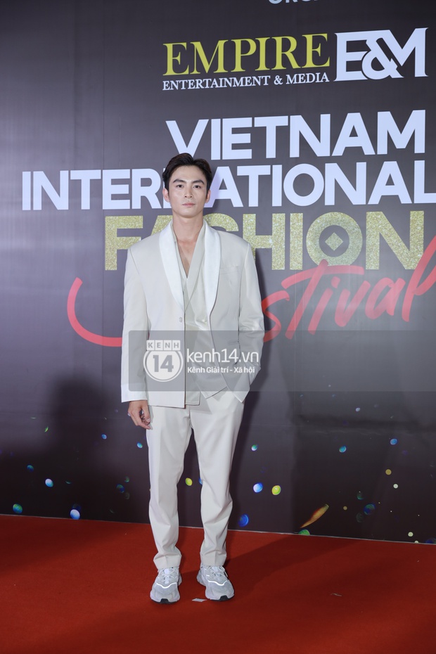 Thảm đỏ VIFF ngày 2: Lãnh Thanh - Trọng Hiếu Idol nổi bật, người mẫu Anh Thư gây thất vọng tràn trề vì set đồ sai sai - Ảnh 3. Thảm đỏ VIFF ngày 2: Lãnh Thanh - Trọng Hiếu Idol nổi bật, người mẫu Anh Thư gây thất vọng tràn trề vì set đồ sai sai - Ảnh 3.