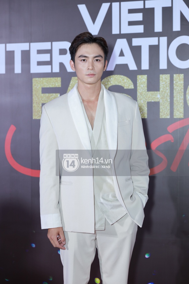 Thảm đỏ VIFF ngày 2: Lãnh Thanh - Trọng Hiếu Idol nổi bật, người mẫu Anh Thư gây thất vọng tràn trề vì set đồ sai sai - Ảnh 2. Thảm đỏ VIFF ngày 2: Lãnh Thanh - Trọng Hiếu Idol nổi bật, người mẫu Anh Thư gây thất vọng tràn trề vì set đồ sai sai - Ảnh 2.