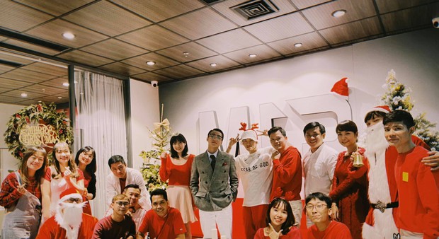 Chủ tịch Sơn Tùng đăng ảnh mừng Giáng sinh bên nhân viên, netizen lại tranh cãi đủ đường vì vị trí đứng của Hải Tú - Ảnh 2. Chủ tịch Sơn Tùng đăng ảnh mừng Giáng sinh bên nhân viên, netizen lại tranh cãi đủ đường vì vị trí đứng của Hải Tú - Ảnh 2.