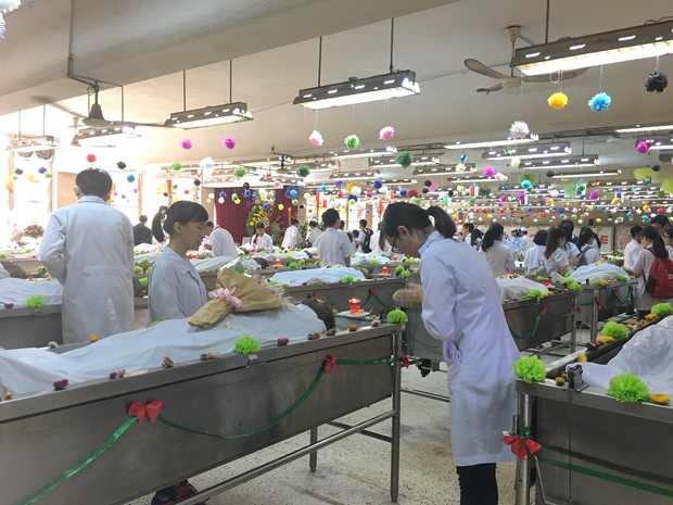 Lễ tri ân những người đã hiến xác của sinh viên Y nhìn vào ai cũng rợn tóc gáy, tìm hiểu câu chuyện đằng sau mới thấy ý nghĩa quá - Ảnh 7. Lễ tri ân những người đã hiến xác của sinh viên Y nhìn vào ai cũng rợn tóc gáy, tìm hiểu câu chuyện đằng sau mới thấy ý nghĩa quá - Ảnh 7.