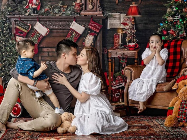 A set of "feverish" photos of the family of "the most beautiful beauties in the Philippines": The expressions of the two children when they saw their parents kissing took up the "spotlight" - Photo 2.