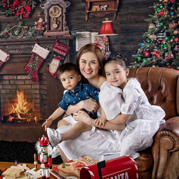 "Fever-inducing" photo set of the family of "the most beautiful beauties in the Philippines": The expressions of the two children when they saw their parents kissing took up the "spotlight" - Photo 4.