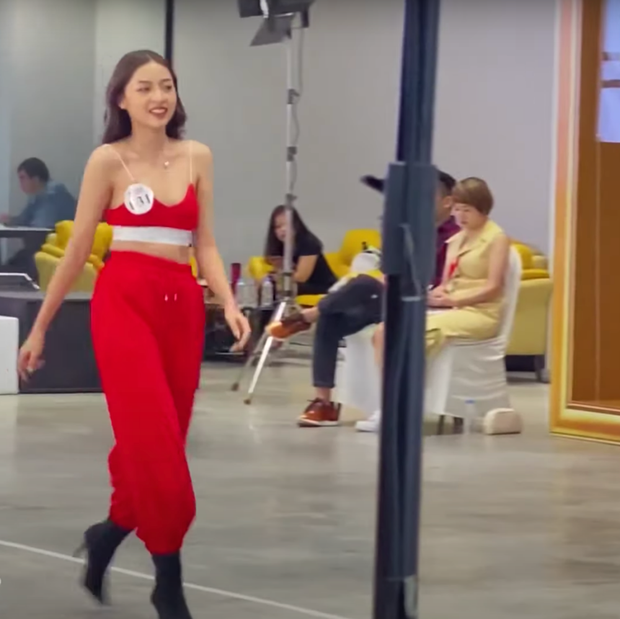 Thanh Tâm bắp cần bơ đã luyện catwalk như nào trước khi có pha chộp ếch để đời, bị trai 6 múi khuân đi? - Ảnh 2. Thanh Tâm bắp cần bơ đã luyện catwalk như nào trước khi có pha chộp ếch để đời, bị trai 6 múi khuân đi? - Ảnh 2.