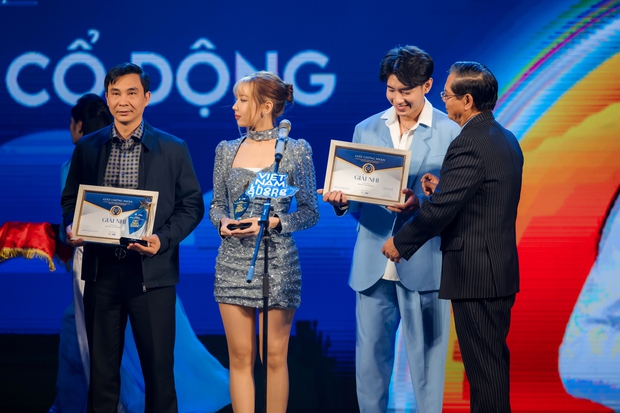 Bộ sậu Khắc Hưng, Min, Erik và Quang Đăng nhận giải thưởng đầy ý nghĩa với Ghen Cô Vy cùng vũ điệu rửa tay nổi tiếng toàn cầu - Ảnh 2.