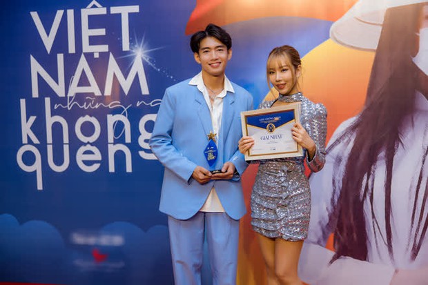 Bộ sậu Khắc Hưng, Min, Erik và Quang Đăng nhận giải thưởng đầy ý nghĩa với Ghen Cô Vy cùng vũ điệu rửa tay nổi tiếng toàn cầu - Ảnh 1.