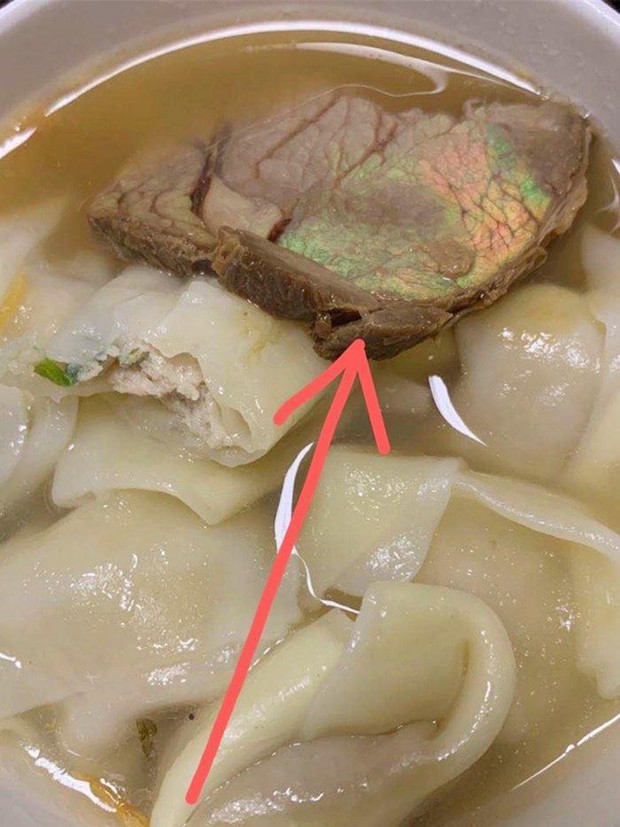 Đi ăn bắt gặp miếng thịt ánh lên sắc cầu vồng thì có nên vứt đi? - Ảnh 1. Đi ăn bắt gặp miếng thịt ánh lên sắc cầu vồng thì có nên vứt đi? - Ảnh 1.
