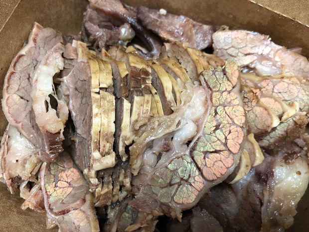 Đi ăn bắt gặp miếng thịt ánh lên sắc cầu vồng thì có nên vứt đi? - Ảnh 3. Đi ăn bắt gặp miếng thịt ánh lên sắc cầu vồng thì có nên vứt đi? - Ảnh 3.