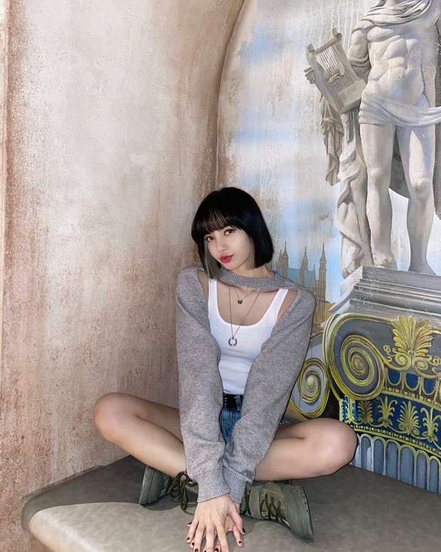 Nghi án Lisa, Jisoo, Rosé rủ nhau mua áo mà quên Jennie, ai cũng theo trend chỉ có Chanel sống là không - Ảnh 1. Nghi án Lisa, Jisoo, Rosé rủ nhau mua áo mà quên Jennie, ai cũng theo trend chỉ có Chanel sống là không - Ảnh 1.