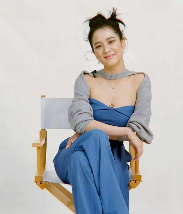 Nghi án Lisa, Jisoo, Rosé rủ nhau mua áo mà quên Jennie, ai cũng theo trend chỉ có Chanel sống là không - Ảnh 3. Nghi án Lisa, Jisoo, Rosé rủ nhau mua áo mà quên Jennie, ai cũng theo trend chỉ có Chanel sống là không - Ảnh 3.