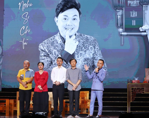 NS Hoài Linh lộ rõ vẻ ngoài tiều tuỵ, đôi mắt thâm quầng trong lần đầu đi diễn sau gần 20 ngày cố NS Chí Tài qua đời - Ảnh 7. NS Hoài Linh lộ rõ vẻ ngoài tiều tuỵ, đôi mắt thâm quầng trong lần đầu đi diễn sau gần 20 ngày cố NS Chí Tài qua đời - Ảnh 7.