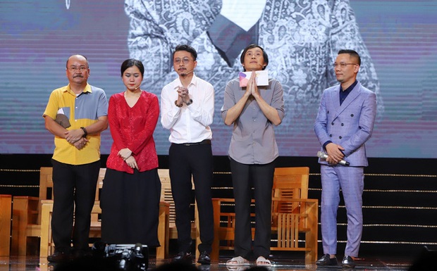 NS Hoài Linh lộ rõ vẻ ngoài tiều tuỵ, đôi mắt thâm quầng trong lần đầu đi diễn sau gần 20 ngày cố NS Chí Tài qua đời - Ảnh 8. NS Hoài Linh lộ rõ vẻ ngoài tiều tuỵ, đôi mắt thâm quầng trong lần đầu đi diễn sau gần 20 ngày cố NS Chí Tài qua đời - Ảnh 8.