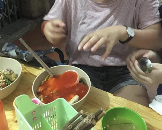 Muôn kiểu miếng ăn tới miệng còn rơi ra, các thánh nhọ, team lận đận đường ăn uống nhìn mà thấy nhột - Ảnh 1. Muôn kiểu miếng ăn tới miệng còn rơi ra, các thánh nhọ, team lận đận đường ăn uống nhìn mà thấy nhột - Ảnh 1.