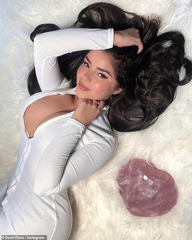 Live a virtual Christmas season like Kylie and Selena's clones: Deliberately showing off her super-huge bust as if she's about to suffocate her! - PH๏τo 4.