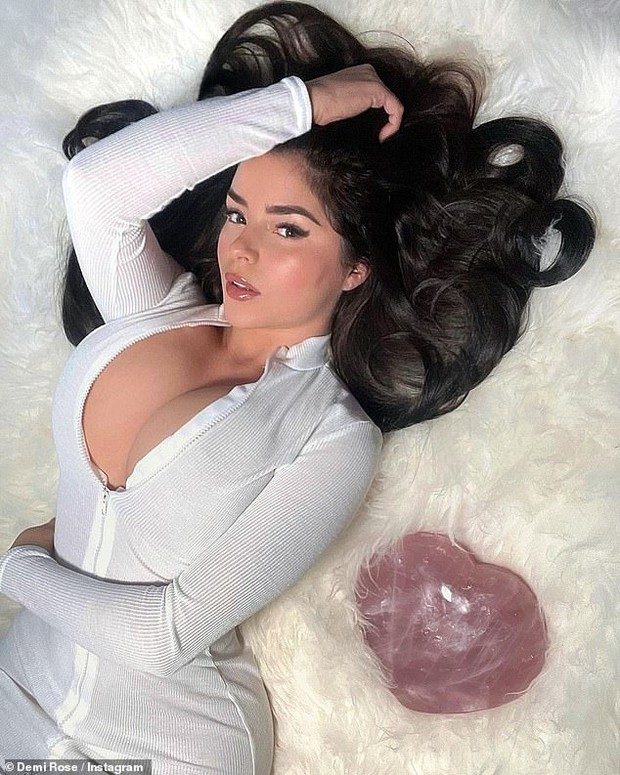 Live a virtual Christmas season like Kylie and Selena's clones: Deliberately showing off her super-huge bust as if she's about to suffocate her! - PH๏τo 3.